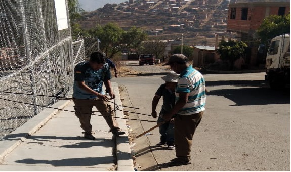 ¡Trabajo en Equipo y Compromiso Vecinal! Reparación del Enmallado de Nuestra Cancha